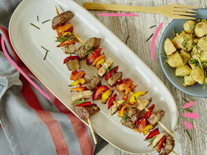 brochetas de res con ensalada