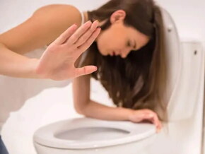 Mujer con nauseas Mujer con nauseas