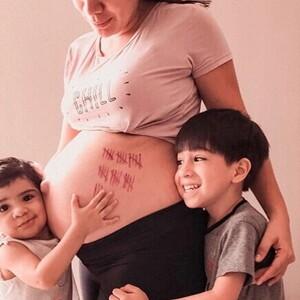 embarazo-sintomas madre-embarazada-con-sus-hijos