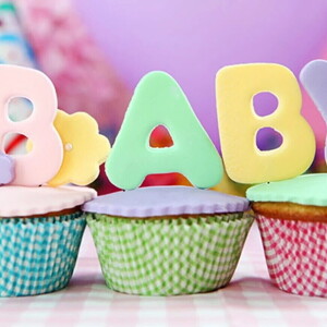 Cupcakes decorados con la palabra “Baby” para fiesta de revelación de género.
