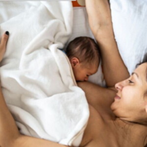 Madre lactando a su bebé