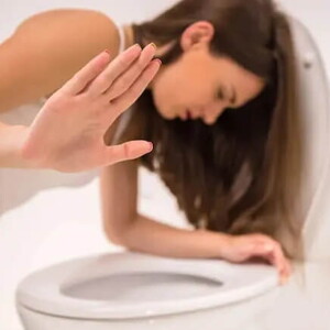 Mujer con nauseas Mujer con nauseas