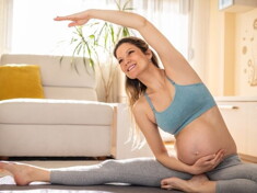 Mujer embarazada haciendo ejercicio