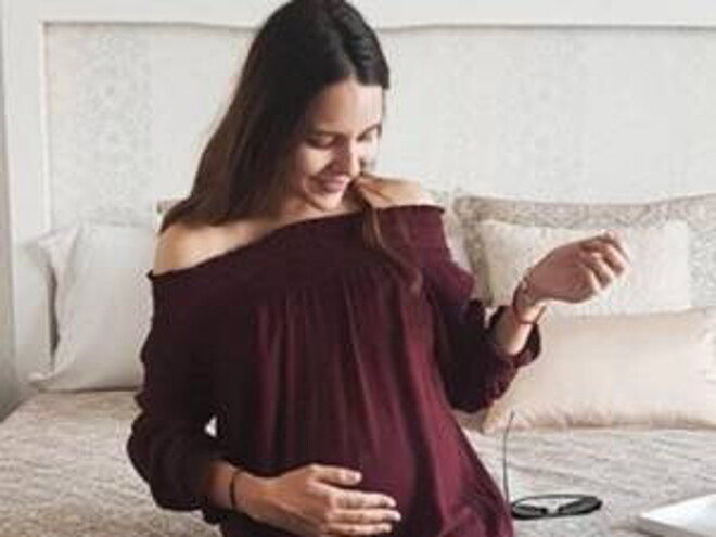 Mujer embarazada cuidándose