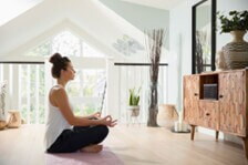 mujer que quiere quedar embarazada meditando