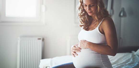 La preeclampsia pone en riesgo la vida del bebé y la mamá por lo que debes consultar al médico. Riesgos de la preeclampsia para la mamá y el bebé.